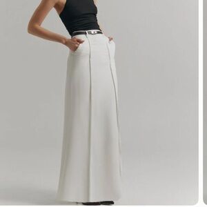 Venus Ligne Elegant White Maxi Skirt